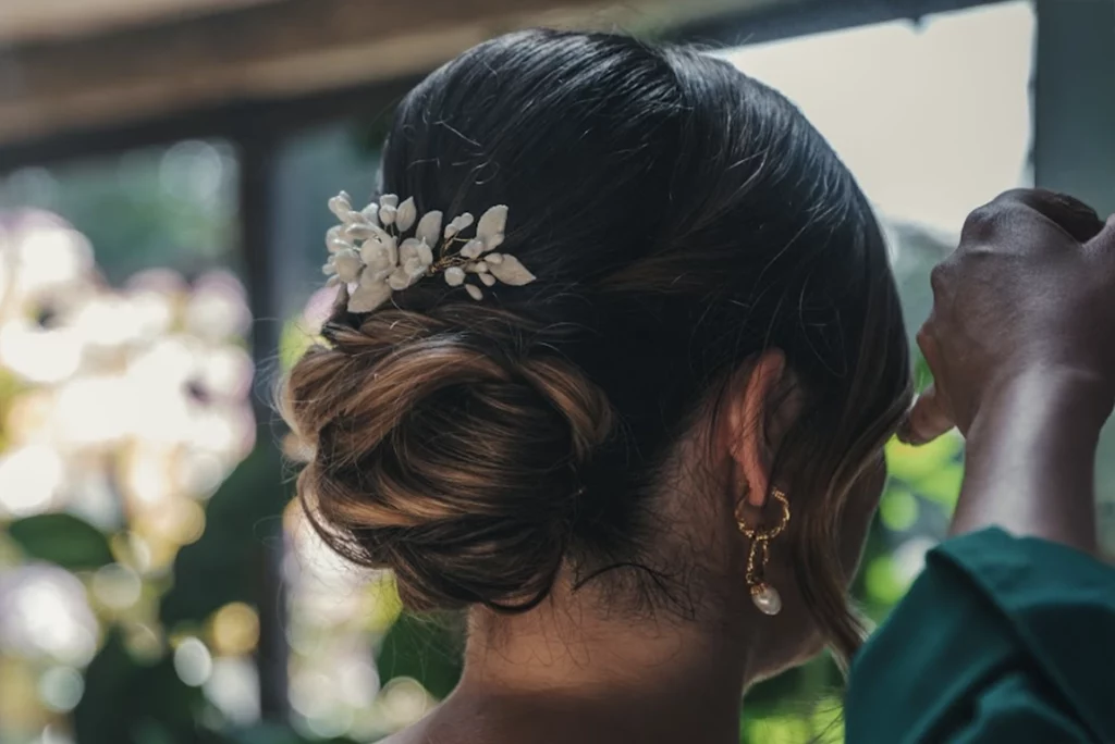 Chignon bas bohème → Parfait pour un mariage champêtre.