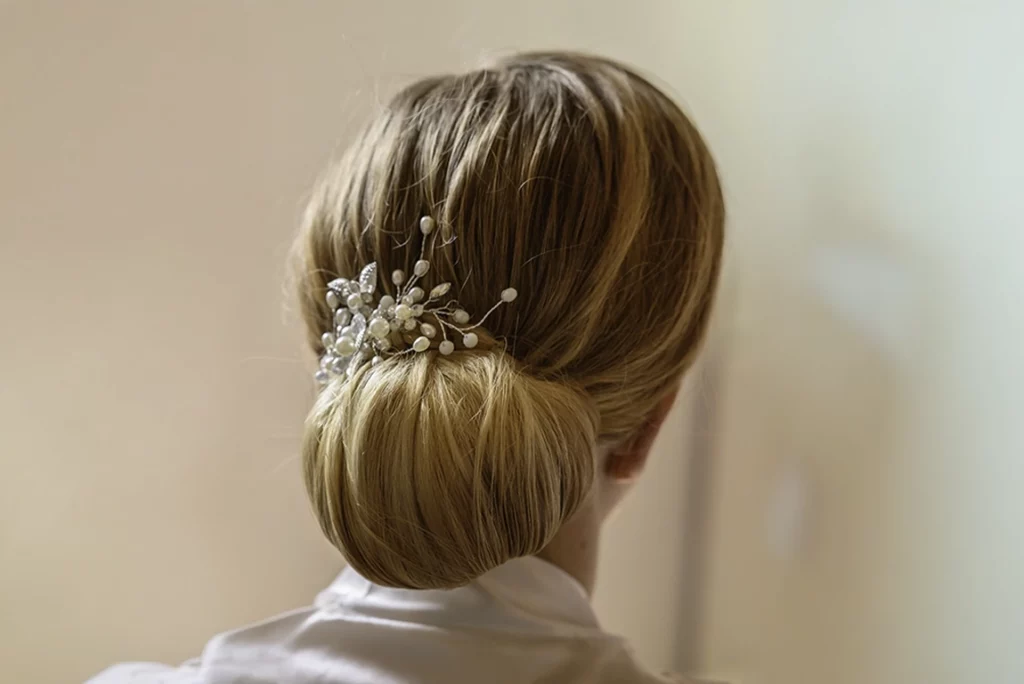 Chignon sophistiqué & structuré, Idéal pour une mariée élégante