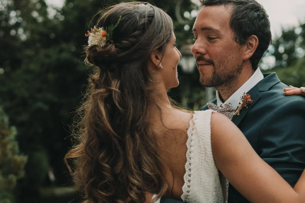 Ondulations glamour & naturelles → Pour une mariée chic et moderne.