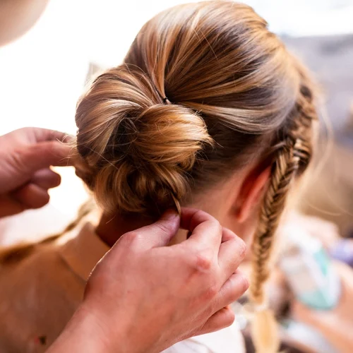 Chignon de mariée élégant et naturel réalisé par Norma