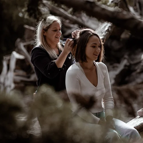 Norma réalise une coiffure événementielle en pleine nature lors d’un shooting ou événement privé