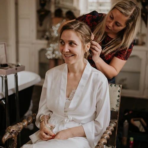 Préparation de la mariée Florie avec coiffure sur-mesure réalisée par Norma